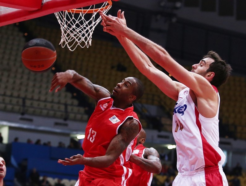 Ολυμπιακός: Έφτυσε... αίμα (photos)