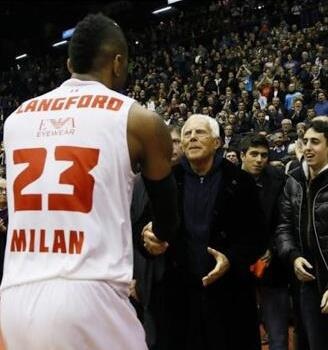 Αρμάνι Μιλάνο: Συνεχάρη Λάνγκφορντ ο Αρμάνι (photo)