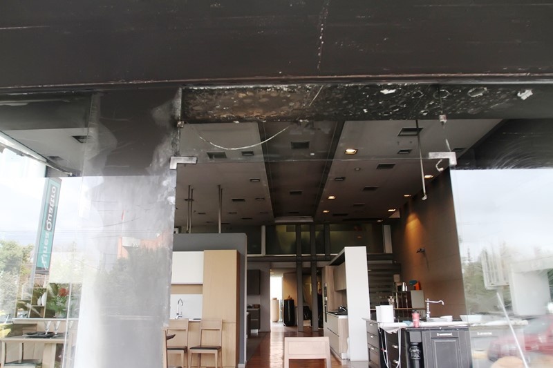 Μολότοφ στο μαγαζί του Νίκου Ζαβλανού (photos)