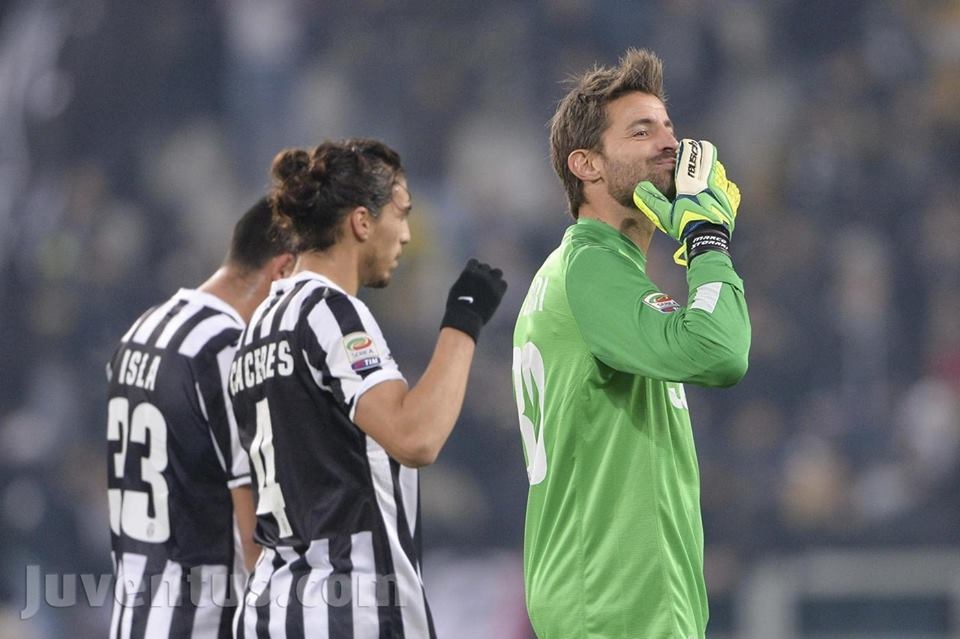 Γιουβέντους: Μετά τον Καμορανέζι, ο Βιντάλ (photos+video)