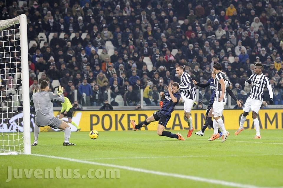 Γιουβέντους: Μετά τον Καμορανέζι, ο Βιντάλ (photos+video)