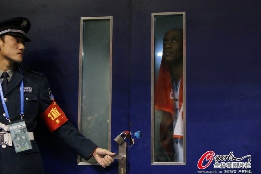 Κίνα: Έβαλαν… λουκέτο στον Μάρμπερι (video+photos)