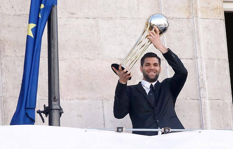 Ρεάλ Μαδρίτης: Στον πρόεδρο ο Μπουρούσης (photos)