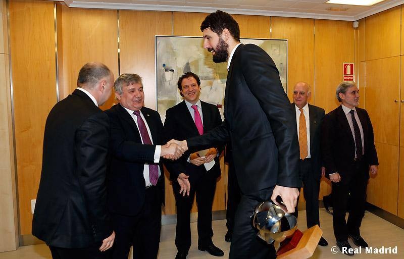 Ρεάλ Μαδρίτης: Στον πρόεδρο ο Μπουρούσης (photos)