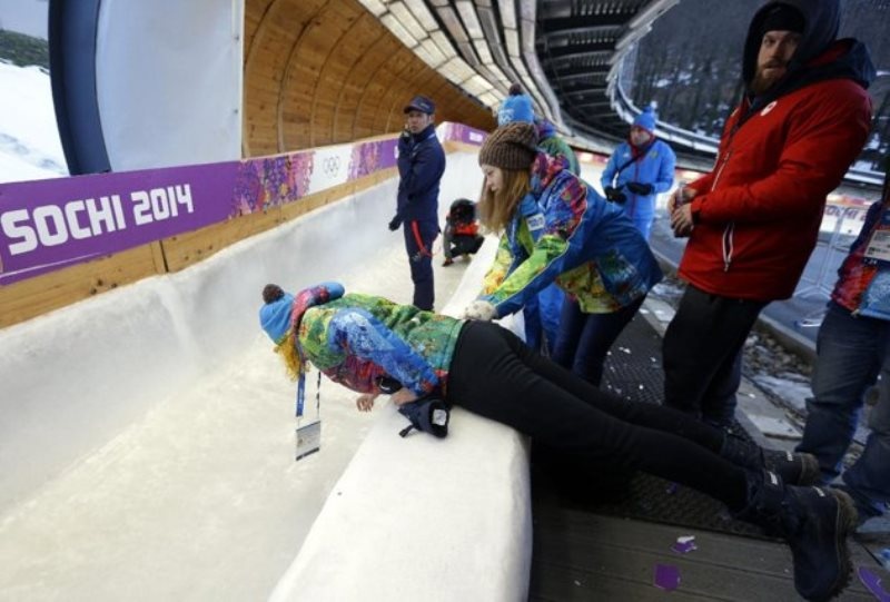 Σότσι 2014: Εργάτης χτυπήθηκε από έλκηθρο (photos)