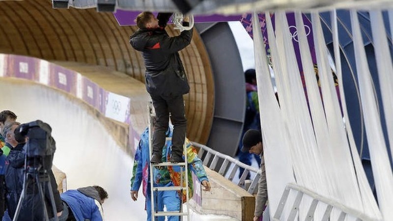 Σότσι 2014: Εργάτης χτυπήθηκε από έλκηθρο (photos)