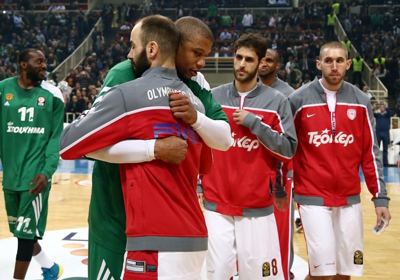 Παναθηναϊκός – Ολυμπιακός: Η αγκαλιά Μπατίστ – Σπανούλη (photo)