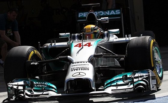 F1: Γρήγορος ο Χάμιλτον, αλλά ταχύτερη... η γυναίκα του Μπάτον! (photos+video)