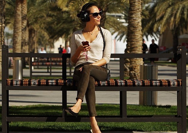 F1: Γρήγορος ο Χάμιλτον, αλλά ταχύτερη... η γυναίκα του Μπάτον! (photos+video)