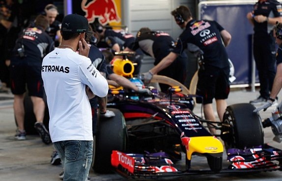 F1: Γρήγορος ο Χάμιλτον, αλλά ταχύτερη... η γυναίκα του Μπάτον! (photos+video)