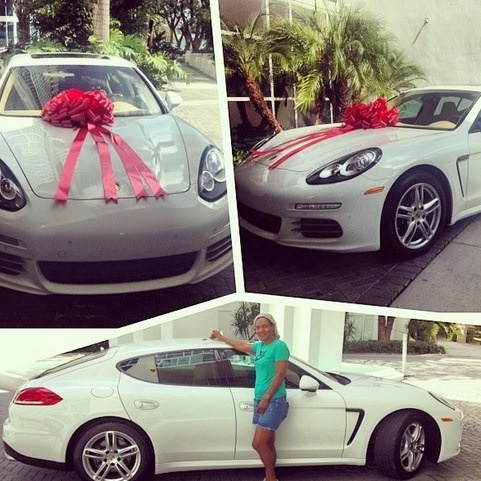 Λεμπρόν Τζέιμς: Αγόρασε μια εντυπωσιακή Πόρσε στη μητέρα του! (photos)