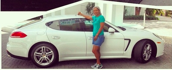 Λεμπρόν Τζέιμς: Αγόρασε μια εντυπωσιακή Πόρσε στη μητέρα του! (photos)