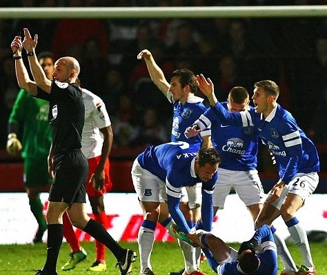 Έβερτον: Ο Μιραλάς και η Μις Κόστα Ρίκα (photos)