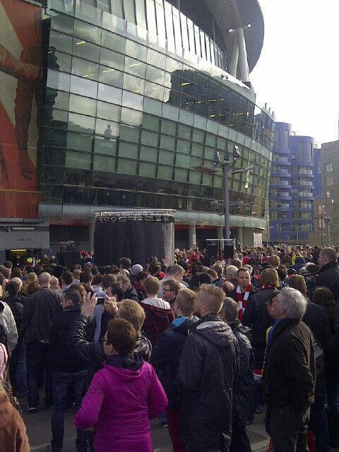 Άρσεναλ: Χαμός στο «Έμιρεϊτς» για το άγαλμα του Μπέργκαμπ! (photos+videos)