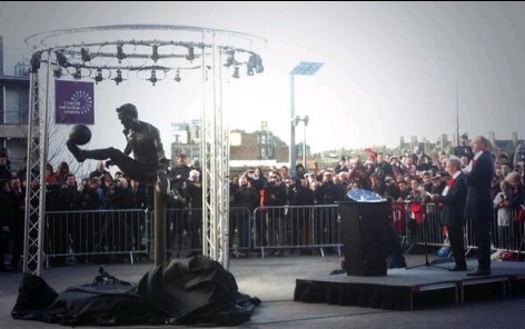 Άρσεναλ: Χαμός στο «Έμιρεϊτς» για το άγαλμα του Μπέργκαμπ! (photos+videos)