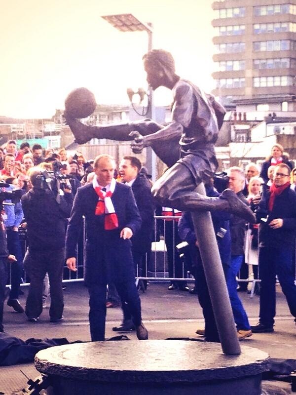 Άρσεναλ: Χαμός στο «Έμιρεϊτς» για το άγαλμα του Μπέργκαμπ! (photos+videos)