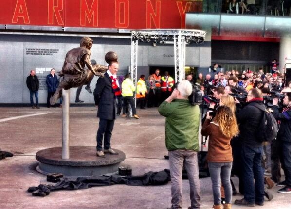 Άρσεναλ: Χαμός στο «Έμιρεϊτς» για το άγαλμα του Μπέργκαμπ! (photos+videos)