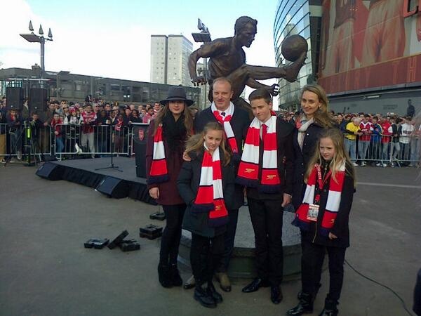 Άρσεναλ: Χαμός στο «Έμιρεϊτς» για το άγαλμα του Μπέργκαμπ! (photos+videos)