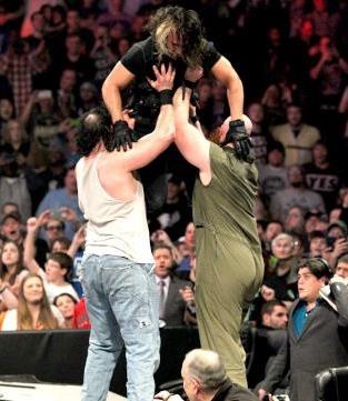 Elimination Chamber: Δεν άντεξε ο… Kane (video+photos)