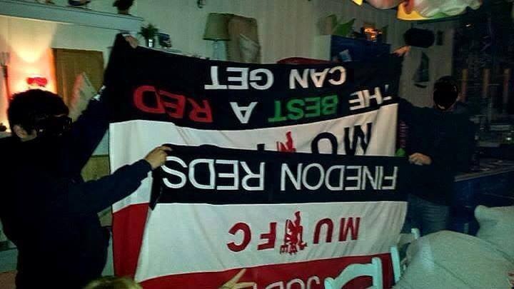 Ολυμπιακός: Οπαδοί πήραν... αναμνηστικά πανό από τη Γιουνάιτεντ (photo)