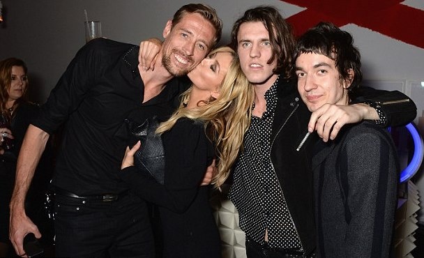 Πίτερ Κράουτς: Το... καυτό φιλί της γυναίκας του και οι... κόκκινες μπότες! (photos)