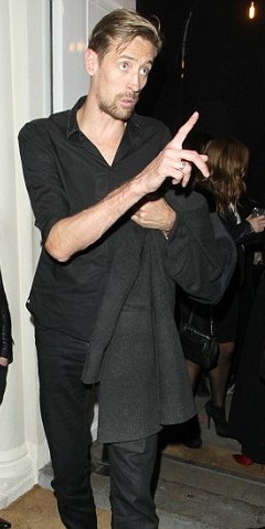 Πίτερ Κράουτς: Το... καυτό φιλί της γυναίκας του και οι... κόκκινες μπότες! (photos)