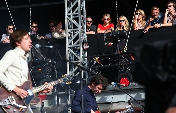 Πίτερ Κράουτς: Το... καυτό φιλί της γυναίκας του και οι... κόκκινες μπότες! (photos)