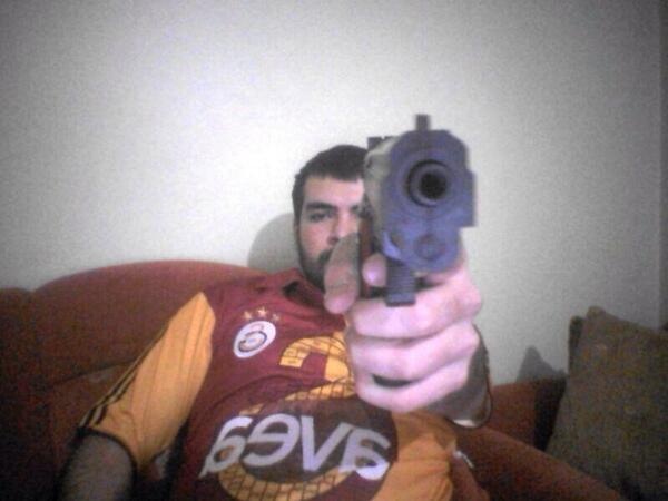 Γαλατάσαραϊ: Οπαδός απείλησε με όπλο φίλο της Τσέλσι στο twitter! (photo)