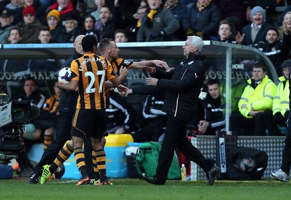 Νιούκαστλ: Έριξε κεφαλιά σε παίκτη ο Πάρντιου! (photos+video)