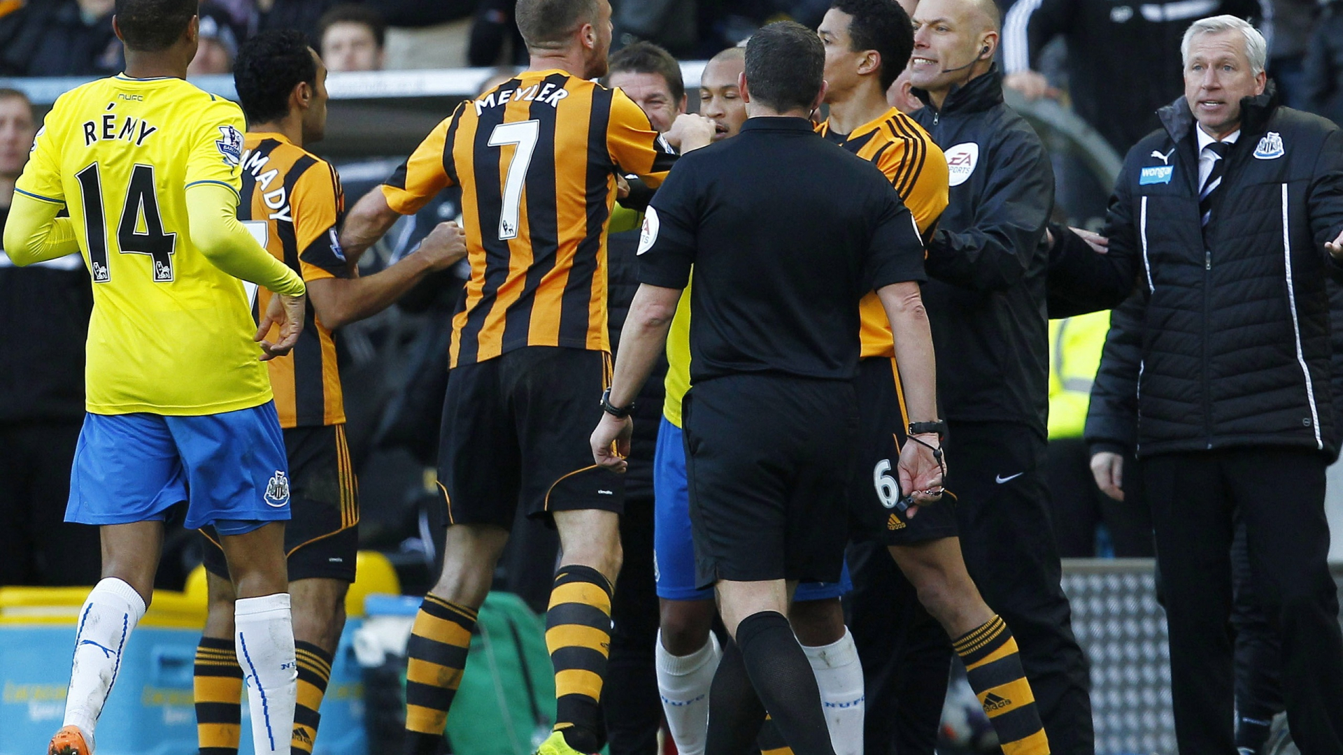 Νιούκαστλ: Έριξε κεφαλιά σε παίκτη ο Πάρντιου! (photos+video)