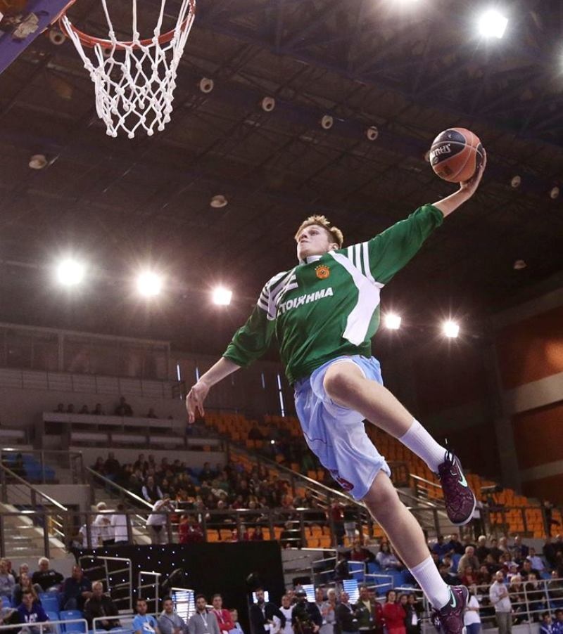 Παναθηναϊκός: Η... πτήση του Χαραλαμπόπουλου (photos&video)