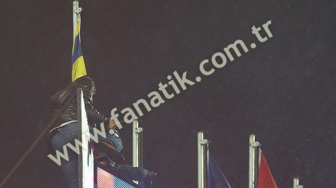 Τουρκία: Χάος και διακοπή στο Τραμπζονσπόρ-Φενέρμπαχτσε! (videos+photos)