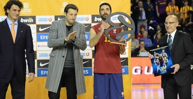 Μπαρτσελόνα: Η βράβευση του Ναβάρο από τον Παπαλουκά (photo)