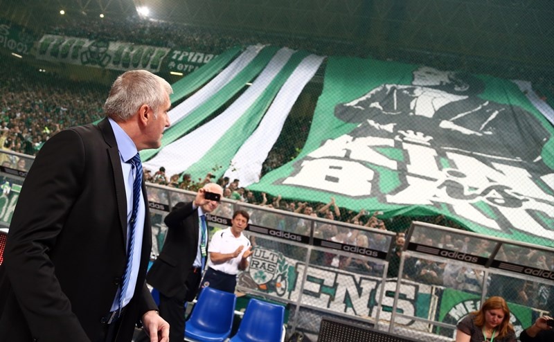 Ομπράντοβιτς: Ο «Βασιλιάς» στο... θρόνο του πανό (photos)