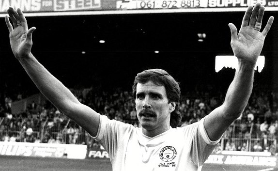 Ολυμπιακός: Αφιέρωμα των Άγγλων στα... μουστάκια σαν του Μασάντο (photos)