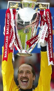 Ολυμπιακός: Αφιέρωμα των Άγγλων στα... μουστάκια σαν του Μασάντο (photos)