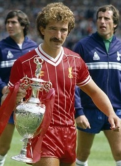 Ολυμπιακός: Αφιέρωμα των Άγγλων στα... μουστάκια σαν του Μασάντο (photos)