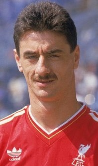 Ολυμπιακός: Αφιέρωμα των Άγγλων στα... μουστάκια σαν του Μασάντο (photos)