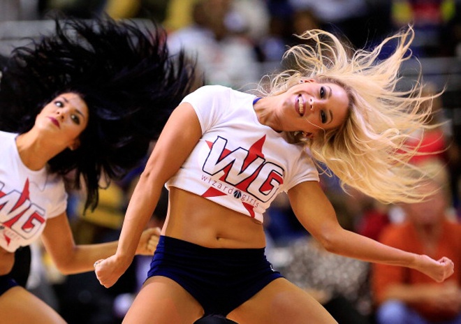 NBA Cheerleaders: Το... σέξι piercing (photos)