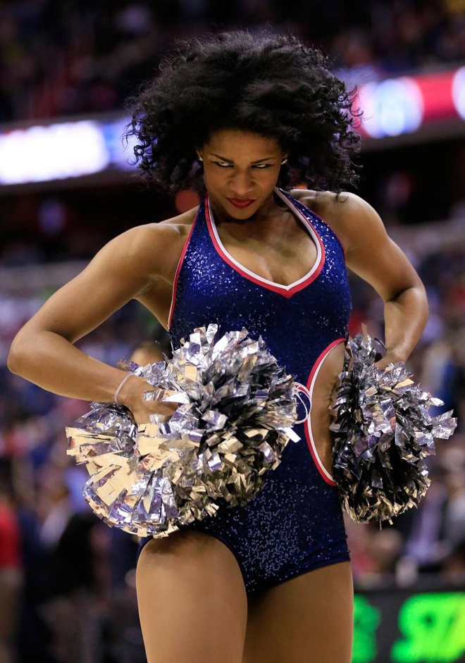 NBA Cheerleaders: Το... σέξι piercing (photos)