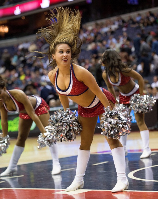NBA Cheerleaders: Το... σέξι piercing (photos)