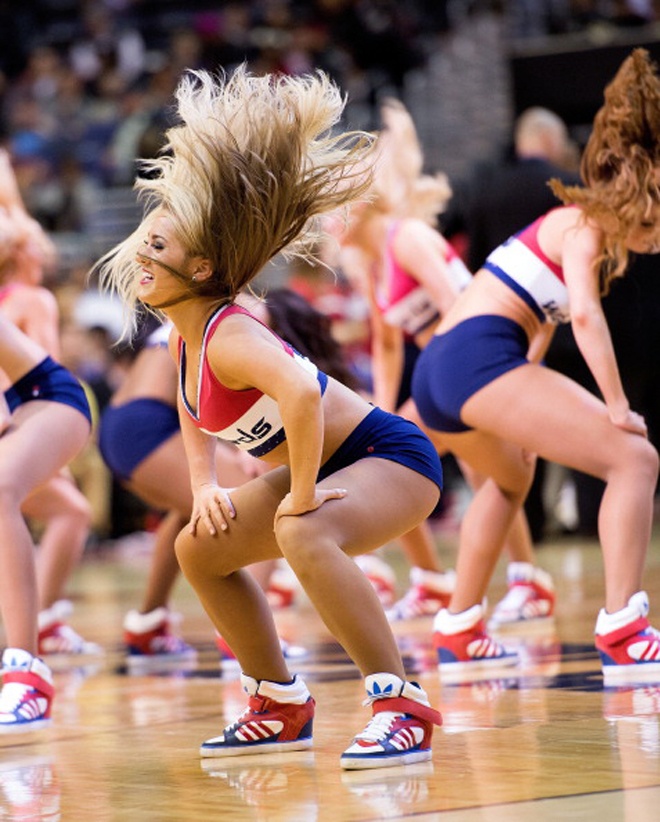 NBA Cheerleaders: Το... σέξι piercing (photos)