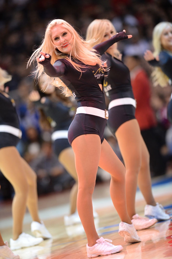 NBA Cheerleaders: Το... σέξι piercing (photos)