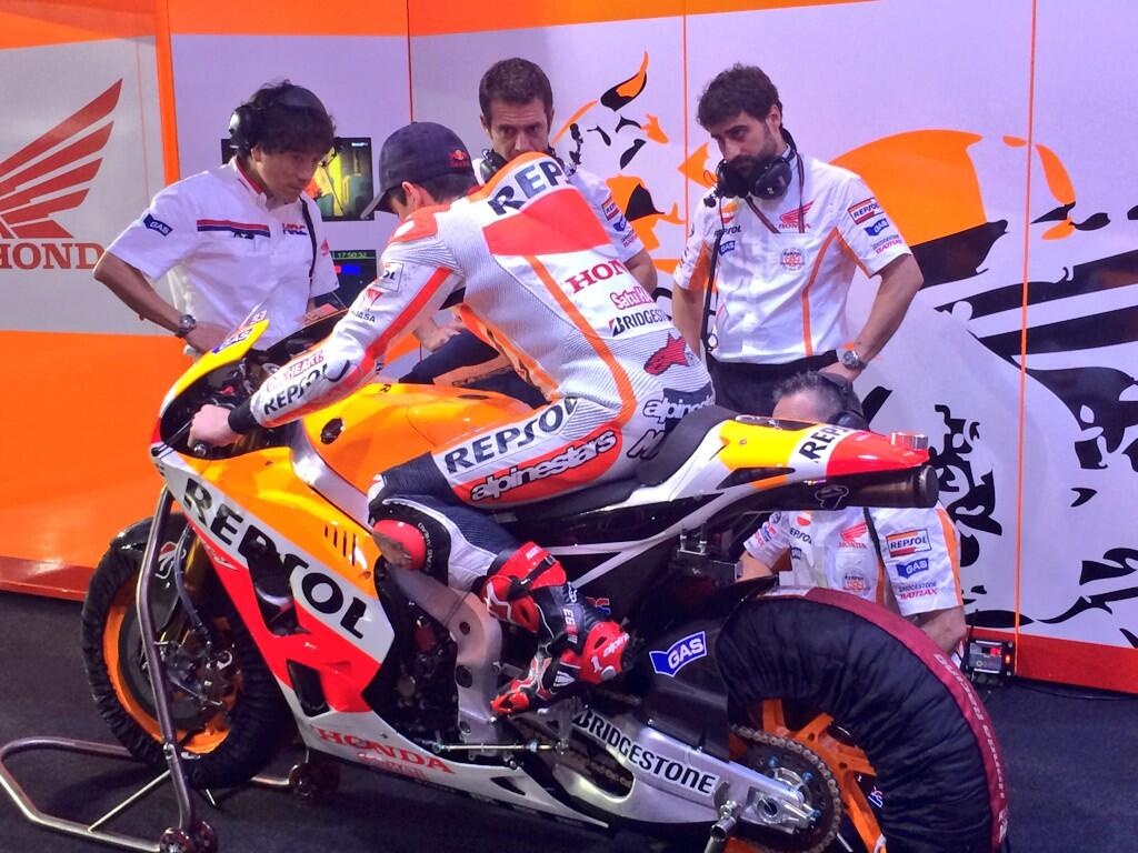 Moto GP: Καλοπερνάει... στο Κατάρ ο Μάρκεζ (photos+video)