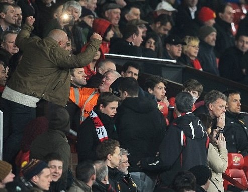 Μάντσεστερ Γιουνάιτεντ: Οπαδός είχε... έτοιμη την μπουνιά στον Μόγιες! (photos)