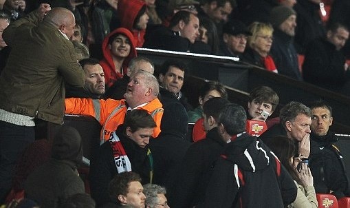 Μάντσεστερ Γιουνάιτεντ: Οπαδός είχε... έτοιμη την μπουνιά στον Μόγιες! (photos)