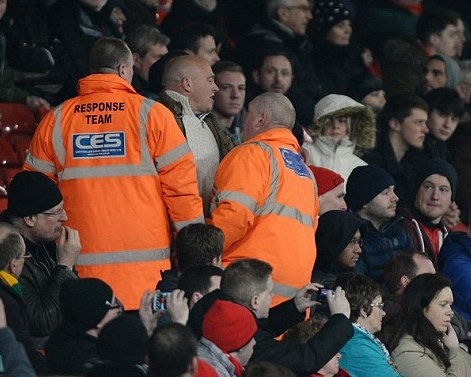 Μάντσεστερ Γιουνάιτεντ: Οπαδός είχε... έτοιμη την μπουνιά στον Μόγιες! (photos)