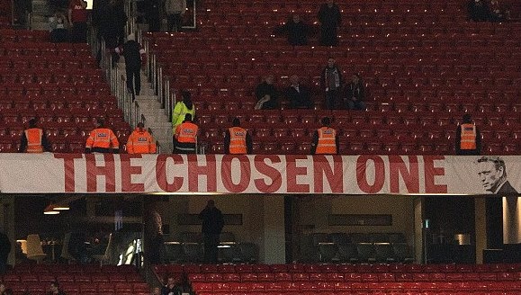 Μάντσεστερ Γιουνάιτεντ: Οπαδός είχε... έτοιμη την μπουνιά στον Μόγιες! (photos)