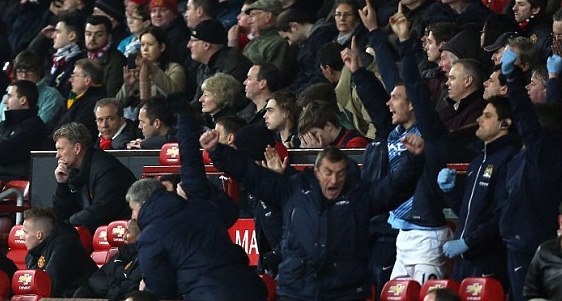 Μάντσεστερ Γιουνάιτεντ: Οπαδός είχε... έτοιμη την μπουνιά στον Μόγιες! (photos)