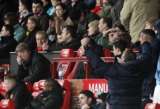 Μάντσεστερ Γιουνάιτεντ: Οπαδός είχε... έτοιμη την μπουνιά στον Μόγιες! (photos)